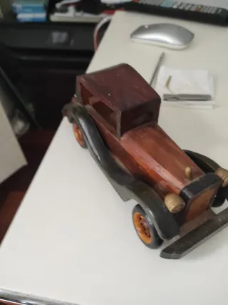 Coche de madera decorativo