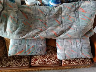 Sofá de piel marrón con cojines de estampado flora