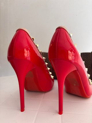 Décolleté rosse con borchie tacco 12 cm