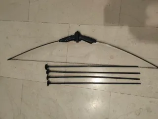 Arco de juguete negro con flechas