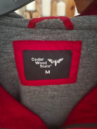 Chaqueta con capucha roja hombre