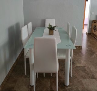 Mesa de comedor cristal y metal con sillas