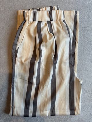 Pantalón de rayas beige y gris