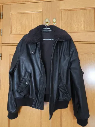 Cazadora efecto piel Zara