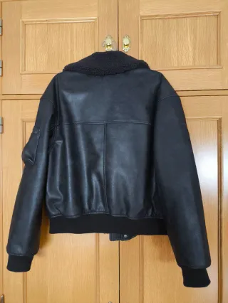 Cazadora efecto piel Zara