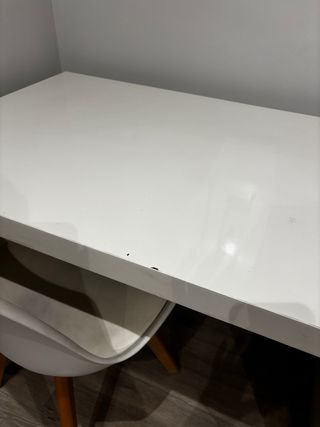 Escritorio blanco con silla