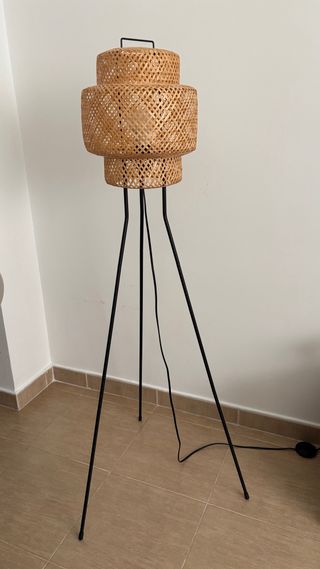 Lámpara de pie de bambú y metal