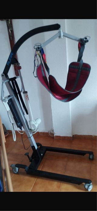 Cama articulada y grúa