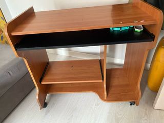 Escritorio madera con bandeja teclado