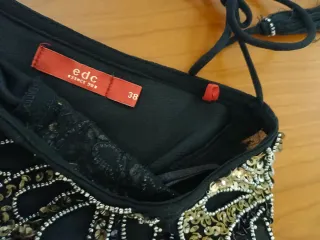 Vestido negro con detalles dorados