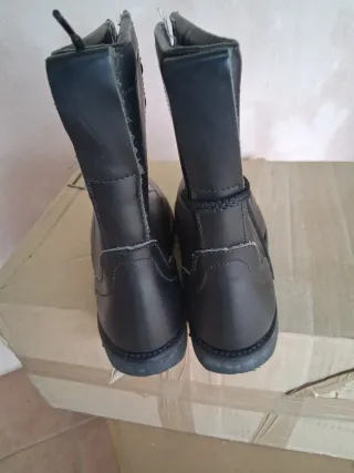 Botas militares de cuero negro del 38