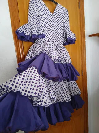 Traje de flamenca lunares morado
