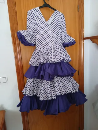 Traje de flamenca lunares morado