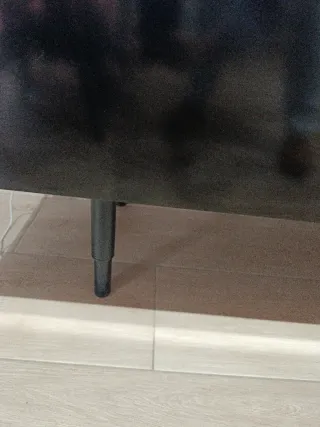 Mueble TV negro patas metálicas
