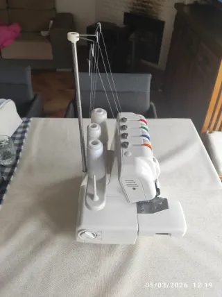 Máquina de coser overlock DONNA 844