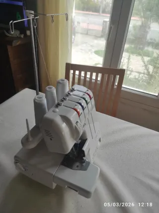 Máquina de coser overlock DONNA 844