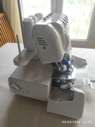 Máquina de coser overlock DONNA 844