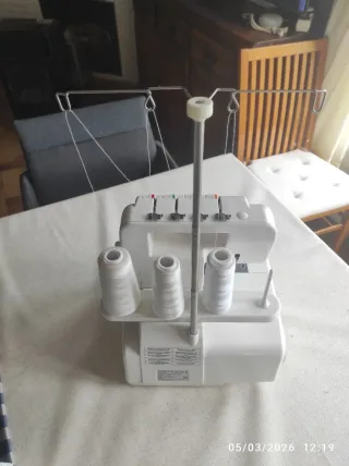 Máquina de coser overlock DONNA 844