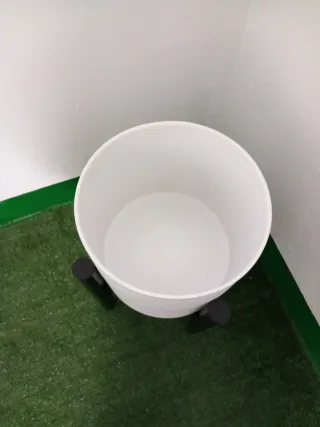 Maceta de cerámica con pie de madera