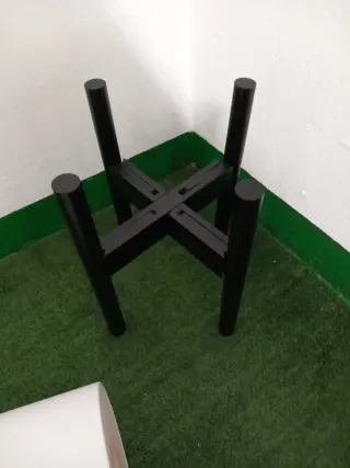 Maceta de cerámica con pie de madera