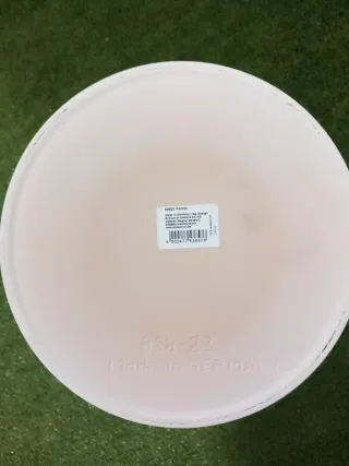 Maceta de cerámica con pie de madera