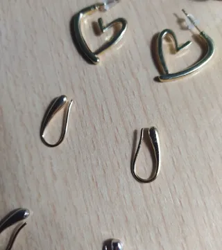 Lote de pendientes dorados y plateados