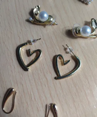 Lote de pendientes dorados y plateados