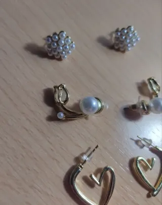 Lote de pendientes dorados y plateados