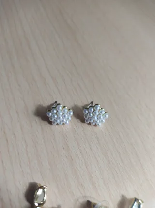 Lote de pendientes dorados y plateados