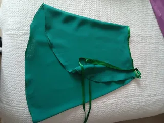 Falda verde de gasa con cintas