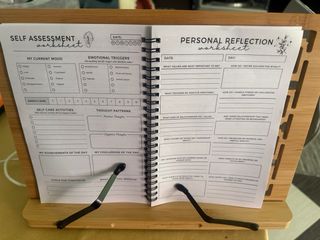 Atril de mesa plegable de madera.