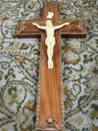 Crucifijo de madera con figura de Jesús