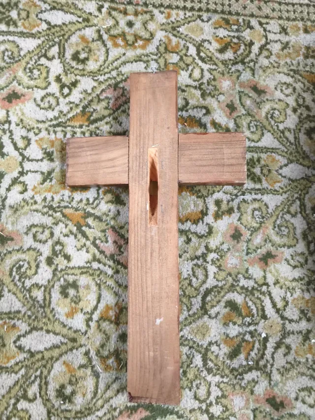 Crocifisso in legno con figura di Gesù