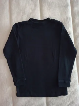 Camiseta negra manga larga cuello alto