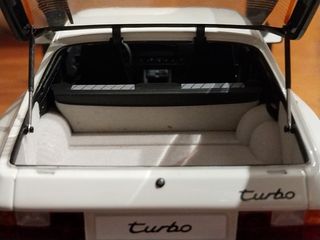 Porsche 944 Turbo Autoart 1/18 Blanco