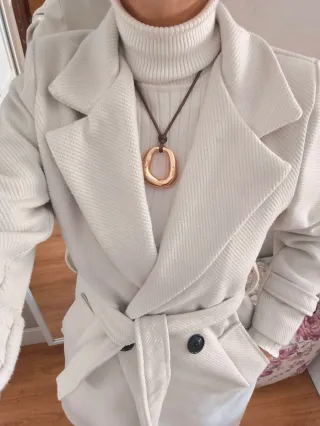 Abrigo beige con cinturón