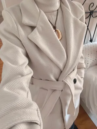 Abrigo beige con cinturón