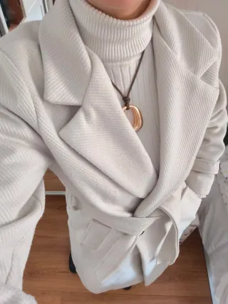 Abrigo beige con cinturón