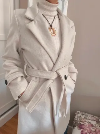 Abrigo beige con cinturón