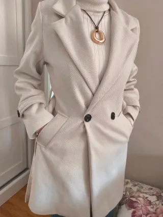 Abrigo beige con cinturón