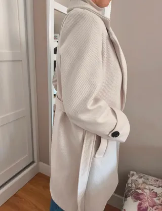 Abrigo beige con cinturón