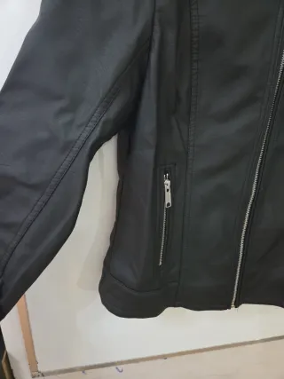 Cazadora polipiel negra