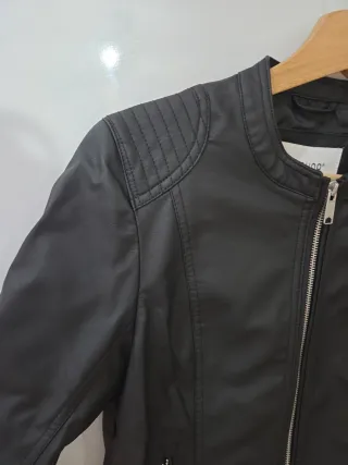 Cazadora polipiel negra