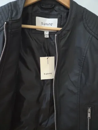 Cazadora polipiel negra