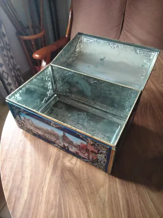 Caja de hojalata decorada