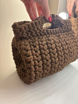 Borsa a mano uncinetto marrone forma bauletto