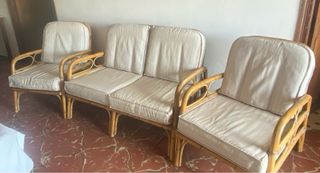 Divano 2 posti e 2 poltrone in rattan.