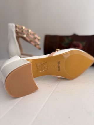 Décolleté con borchie comode