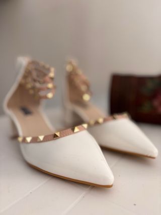 Décolleté con borchie comode