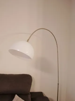 Lámpara de pie arco plateada y blanca